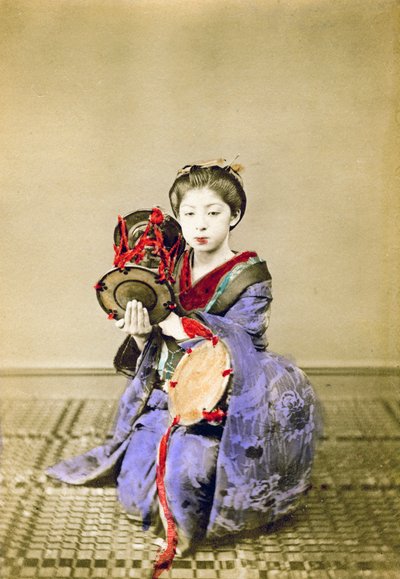 Gueixa tocando tsuzumi, Japão, 1882 de Felice Beato