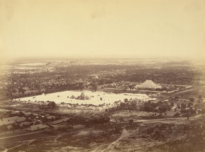 Vista geral de Mandalay da colina de Mandalay mostrando os 450 pagodes e o pagode incomparável de Felice Beato
