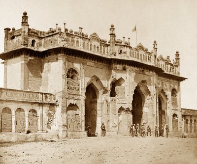 Portal de entrada fortemente danificado para a Igreja de Imaumbarah de Felice Beato