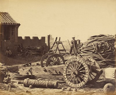 Interior de Pehtang mostrando a revista e a arma de madeira, 1º de agosto de 1860 de Felice Beato