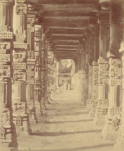 Interior do Templo Hindu em Kootub de Felice Beato