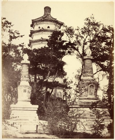 [Pagode no cimo da colina, - Palácio de verão, Yuen-Ming-Yuen, Pequim] de Felice Beato
