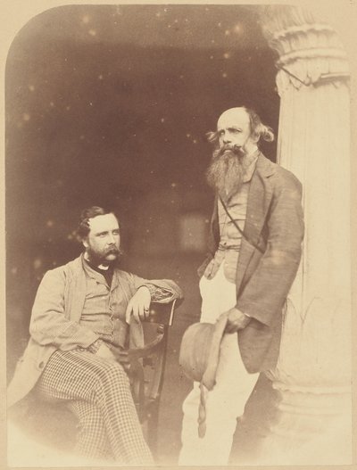 [Retrato de dois homens europeus, um sentado e outro de pé] de Felice Beato