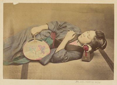 [Mulher japonesa a dormir segurando uma ventoinha]. de Felice Beato