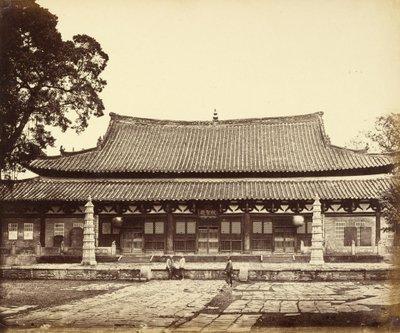 [Templo no Bairro Tártaro, Cantão, China]. de Felice Beato