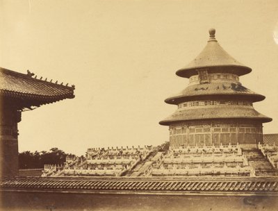 Templo do Céu a partir do local onde os sacerdotes são queimados na cidade chinesa de Pekin. outubro de 1860 de Felice Beato