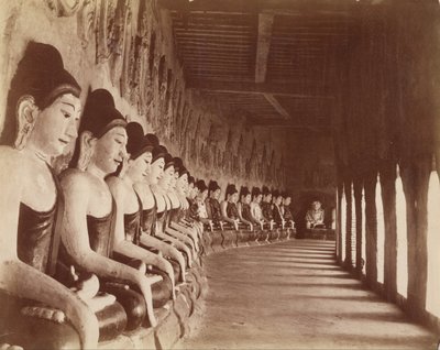 Os quarenta e nove Gautamas no Templo Sagaing de Felice Beato