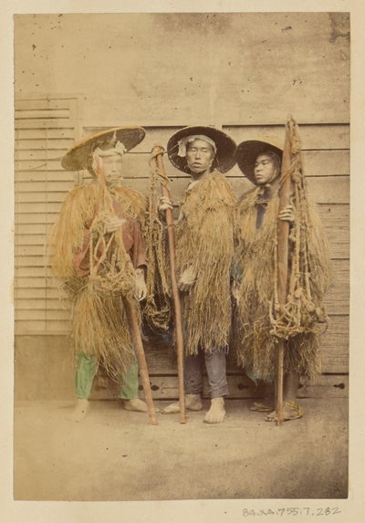 [Três japoneses em trajes de erva e chapéus de abas largas]. de Felice Beato