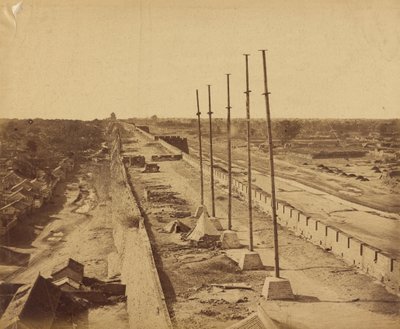 O topo do muro de Antin Gate foi tomado por tropas britânicas e francesas, 21 de outubro de 1860 de Felice Beato