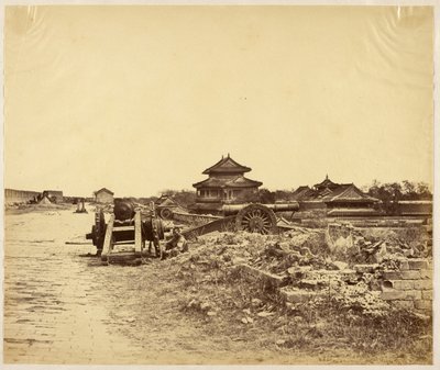 [Topo da muralha de Pequim tomada em 14 de outubro de 1860, mostrando as armas chinesas apontadas contra as nossas baterias]. de Felice Beato