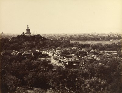[Vista dos Jardins e do Templo Budista de Pequim]. de Felice Beato