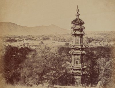 Vista do Palácio de Verão Yuen Min Yuen, Pequim, mostrando o pagode..., outubro de 1860, 1860. de Felice Beato