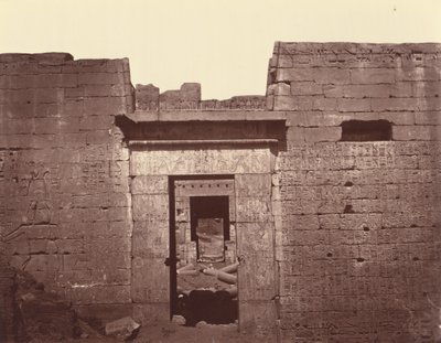 Segunda porta do Grande Templo de Medinet Habu, Tebas de Félix Bonfils