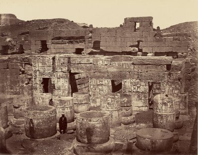 3.º pátio do Grande Templo de Medinet Habu, ou das colunas. Tebas de Félix Bonfils