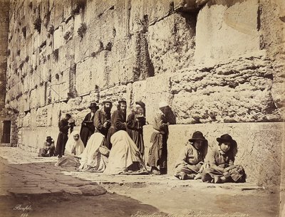 Um grupo de israelitas orando no Muro das Lamentações (ou Muro Ocidental), Jerusalém de Félix Bonfils