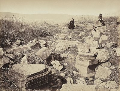 Um monge e um homem com uma pose de arma, sentado em algumas ruínas, perto de Capharnaum. de Félix Bonfils