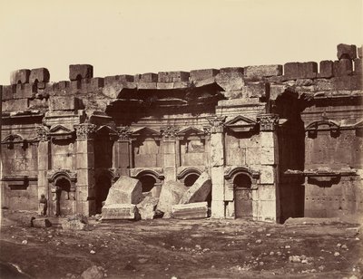 Câmaras quadradas, à direita, no pátio rectangular - Baalbek de Félix Bonfils