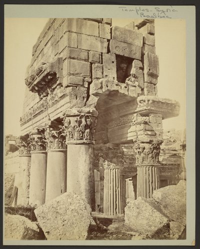 Pormenor dos capitéis do pronaos de Baalbek de Félix Bonfils