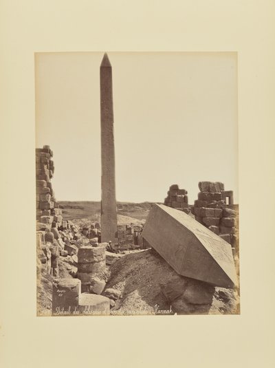Detalhe dos obeliscos e do pátio das cariátides - Karnak de Félix Bonfils