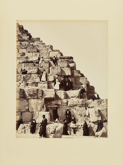 Retrato de grupo nos blocos de pedra de uma pirâmide, Egito de Félix Bonfils