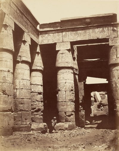 Interior do primeiro pátio do templo de Ramessés III em Karnak [Tebas] de Félix Bonfils