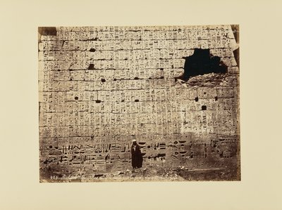 Medinet-Abou - Baixo-relevo à direita no portal do Grande Templo de Félix Bonfils