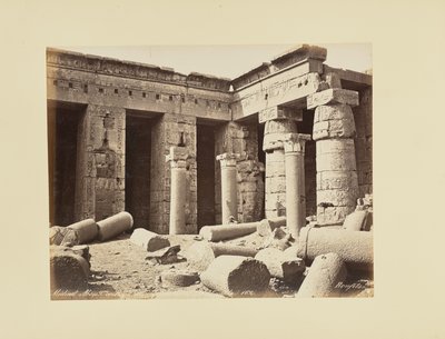 Medinet Habu, segundo pátio, galeria de Tutmés I (Egipto) de Félix Bonfils