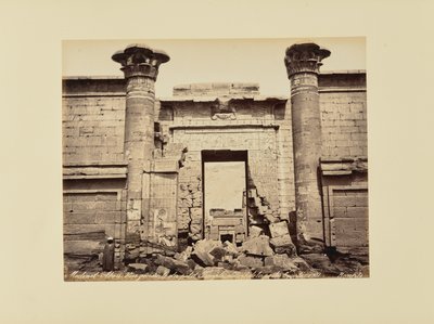 Medinet-Abou. Vista geral do pequeno templo, pormenor da porta (Egito) de Félix Bonfils