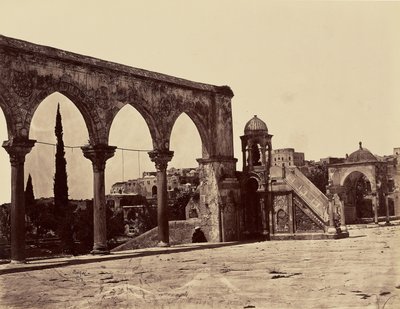 Membro na plataforma do Templo, Jerusalém de Félix Bonfils