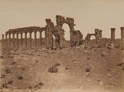Palmira: vista geral do Arco do Triunfo e da colunata de Félix Bonfils