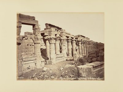 Philae. Colunata de Ísis, fotografada do Obelisco (Egito) de Félix Bonfils