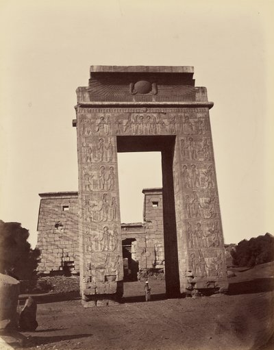 Pilone ptolomaico e porta de entrada do pequeno templo [Karnak, Tebas] de Félix Bonfils
