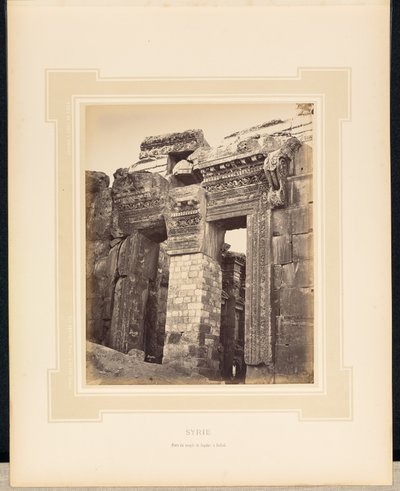Síria: Porta do templo de Júpiter em Baalbek de Félix Bonfils