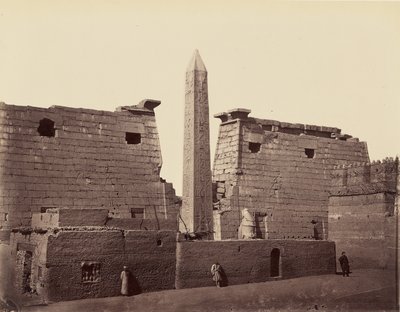 Templo de Luxor: obelisco e pilone [Tebas] de Félix Bonfils