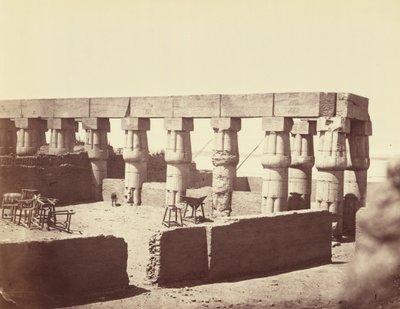 Templo de Luxor. Vista geral das colunatas centrais [Tébes] de Félix Bonfils