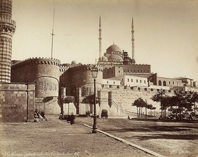 O Portão Bab el-Azab da Cidadela, com a Mesquita de Muhammad Ali ao fundo, no Cairo, Egito de Félix Bonfils