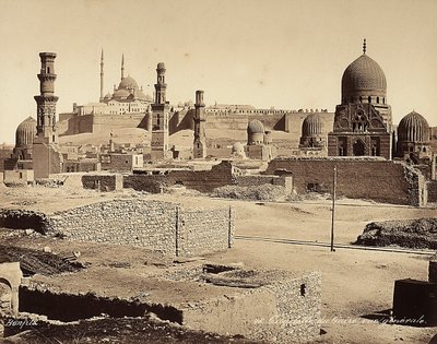 Vista da Cidadela com numerosos monumentos antigos e encontra, no Cairo, Egipto de Félix Bonfils