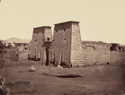 Vista geral do templo de Ramsés III, Karnak, Tebas de Félix Bonfils