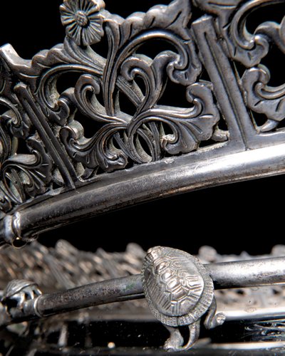 Um aquário francês de bronze prateado "Japonisme" e pedestal, de Ferdinand Barbedienne, design atribuído a Édouard Lièvre, c.1880 (bronze prateado) de Ferdinand Barbedienne