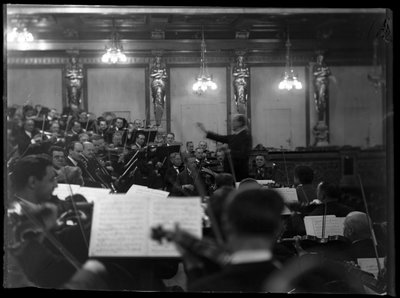 Ensaio de orquestra do membro vienense de uma orquestra filarmónica de Ferdinand Schmutzer