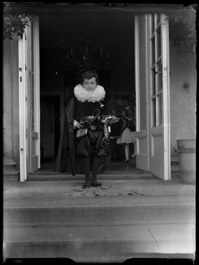 Fotografia de Johannes sordidness (1913-1958) em criança com o traje de Ferdinand Schmutzer