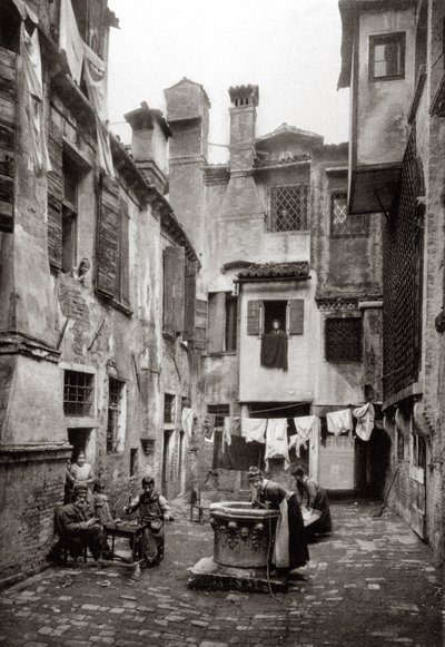 Um pátio rodeado por edifícios em Veneza, c.1880 de Ferdinando Ongania