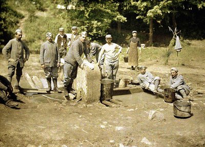 Grupo de soldados franceses lavar roupa em um poço, Soissons, Aisne, 1917 (autochrome) de Fernand Cuville