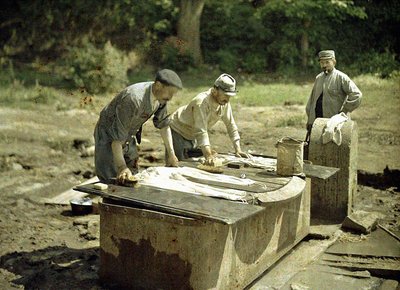 Três soldados franceses lavando roupa em um poço, Soissons, Aisne, França, 1917 (autocrômico) de Fernand Cuville
