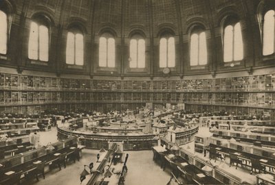 Sala de leitura da Grande Biblioteca do Museu Britânico vista da entrada, c1935. de Fleming