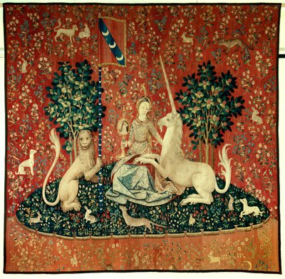 Cortina da Senhora do Unicórnio: a vista. Uma jovem mulher segurando um espelho rodeada por um leão, um unicórnio, um macaco, coelhos. Tapeçaria de lã e seda feita entre 1484 e 1500. Do Chateau de Boussac, Creuse. Dim. 3,7x4,7 m. P de Flemish School