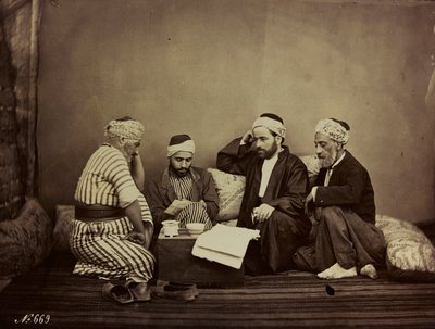 Album Damas et Baalbek: Um grupo de sírios sentados em volta de uma mesa de Félix Bonfils