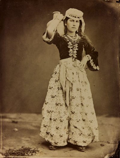 Álbum Damas et Baalbek: Jovem síria em roupas tradicionais de Félix Bonfils