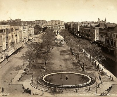 Alexandria, Egipto: Praça dos Cônsules, com uma grande fonte redonda de Félix Bonfils