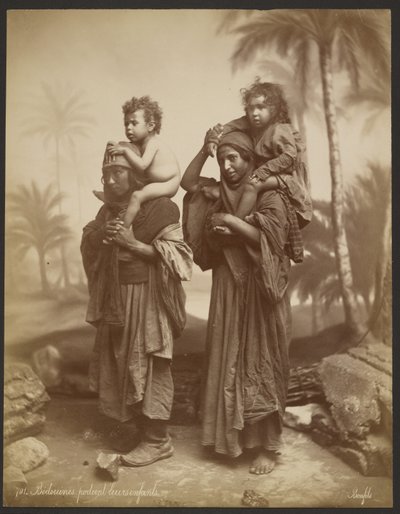 Beduínos com os seus filhos ao colo de Félix Bonfils